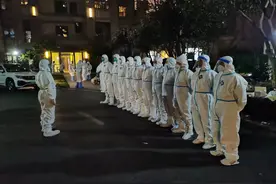 上海这个封闭小区有8位孕妇，被贴红黄绿三类标签，一位已顺利生产图片