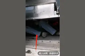 车内躲猫猫？高速交警看到后都震惊了：这是在拿生命开玩笑图片