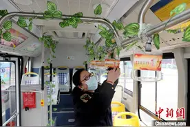 浙江宁波38路公交车的“三八”浪漫：赠人鲜花手有余香图片