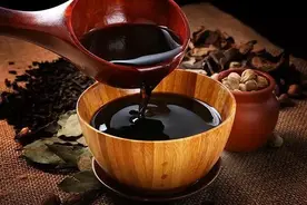 生抽、老抽中的“抽”意味着什么？如何挑出一瓶好酱油？图片