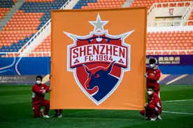 足球报：深圳队向队员发通知，球员可以自行转会或商谈租借图片
