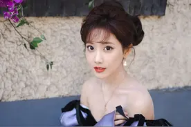 李艺彤复古造型现身芭莎珠宝夜宴 着紫色缎面礼服裙化身在逃公主图片