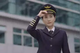 英姿飒爽女机长 万米高空木棉绽放图片