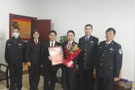 这枚军功章有她的一半！图片