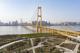 武汉杨泗港长江大桥两岸春意盎然图片