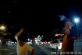 已投案！俩男子骑电动车闯红灯，还脚踹汽车挡风玻璃......图片