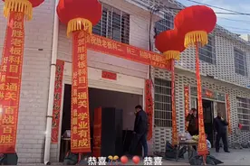 男子五年才考过科目一，朋友送条幅庆贺图片