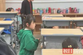 杭州一小学购进午睡“神器”：课桌秒变床图片