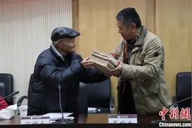 耄耋老人对自己“小气”却捐10万元设立勤读书基金图片