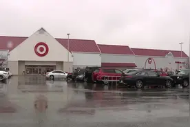 美国一对情侣为拍摄挑战视频 在百货商店躲避一夜后被捕图片