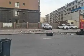 宁夏出现10级大风！高层住宅外墙保温层掉落致7辆车受损图片