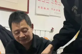 男生第一次到女友家倒茶时手抖成帕金森，老丈人：我也这么过来的图片