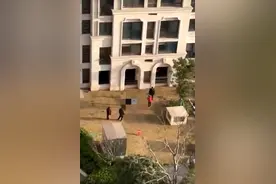 上海一小孩因不想上网课跳楼？警方核实：视频系发生在外省市图片