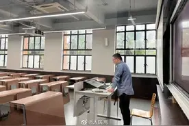 致敬！只有一个人的高校课堂图片