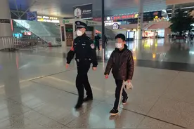 单亲少年孤身从皖来豫寻母，暖心铁警彻夜守护图片