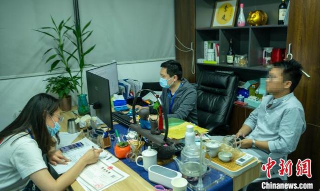 央视“3·15”晚会曝光成都一公司口碑操纵 记者深夜调查