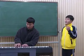 开口跪！聊城小学生“揣兜”随意清唱“火”了，网友纷纷赞扬“有天赋”图片