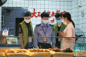 记者卧底大王鸭货：店内卤水加硝和色素图片