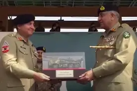 巴基斯坦正式接装SH-15车载加榴炮，陆军参谋长巴杰瓦上将出席服役仪式图片