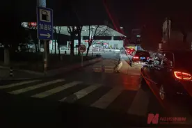 北京加油站“破9”前夜：“加满”声不断，豪车身影不少，加油员取消休息等“9”来图片