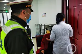 女乘客突然头晕发抖呼吸困难，正在查“黑车”的执法人员救了她图片