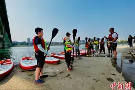四川南充：嘉陵江水上桨板运动“热”起来图片
