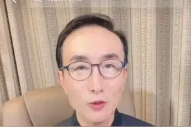 巩汉林发视频致歉：当时没认证收藏足球的签名真伪图片