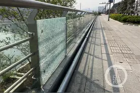 上游帮忙丨北滨路漫行步道有处护栏玻璃破了，市民呼“换”图片