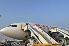 你的航班为何要坐摆渡车？图片