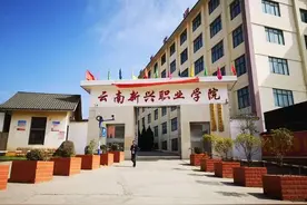 17岁学生工厂实习请假三次遭拒后死亡，家属称每天工作12小时，校方：他是自愿去的图片