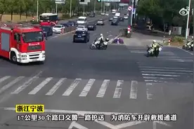 122为119开道！铁骑交警“神同步”护送“蓝朋友”网友：有被转身帅到图片