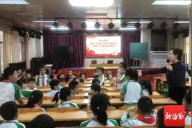 追光少年行｜琼海130多名学生化身小小报童 走上街头体验卖报图片