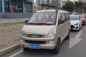 女子开车违停，不听交警劝下车走人！交警直接扣车介入调查图片