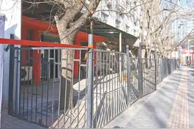 北京海淀芙蓉里南街居民盼拆遗留栅栏图片
