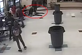 美国暴力执法接连不断！12岁女生遭警察跪压锁喉近半分钟图片