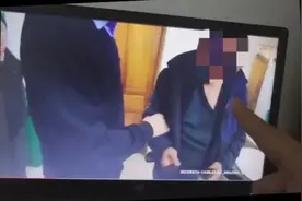 惊悚！女子如厕时，隔壁伸过来一部手机……抓图片