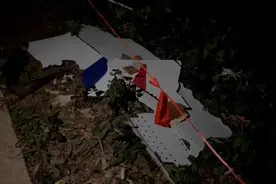 东航空难坠机核心现场：机械零件等碎片被标注记号视频封面