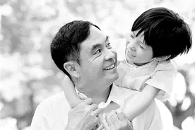 老人帮子女带娃 能不能索取费用？图片