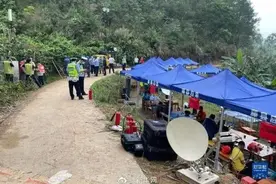 东航空难现场：山的另一边也出现飞机残骸！仍未发现生还者，数百人连夜搜寻黑匣子图片