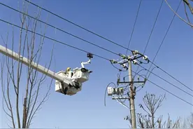 带电作业检修高压线这个“超级电工”看得准、找得巧图片