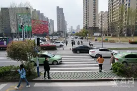 合肥市民反映这处斑马线上“长”台阶 部门回应：斑马线和公交站将整体南移图片