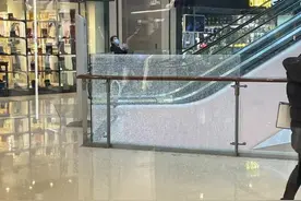 青岛万象城玻璃突然掉落砸中展车 幸未伤及顾客图片