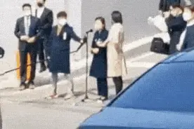 与安倍保镖对比鲜明！日媒称赞朴槿惠保镖，2秒飞身挡酒瓶图片