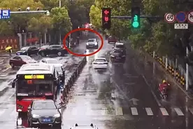 宁波一学生上学路上被溅一身水！交警出手了，结局很解气图片