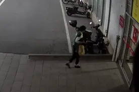 “试试警察能不能抓到我！”女子头盔被偷后偷别人头盔…图片