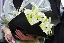 一线直击丨东航客机坠毁第六天：雨中搜救，陆续挖出大型零部件残骸图片