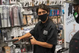 在美华人拿起枪：“疫情放大了不安全感”图片