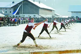 以清脆鞭声驱散黑暗，德奥边境百姓甩马鞭“唤醒生命”图片