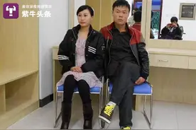 丈夫连续四年背妻登泰山：她为爱摔截瘫，他不离不弃照顾十三年图片