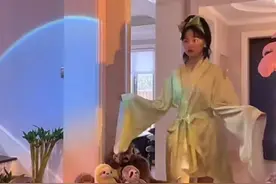 上海歌手黄龄居家隔离办走秀，观众是毛绒玩具图片